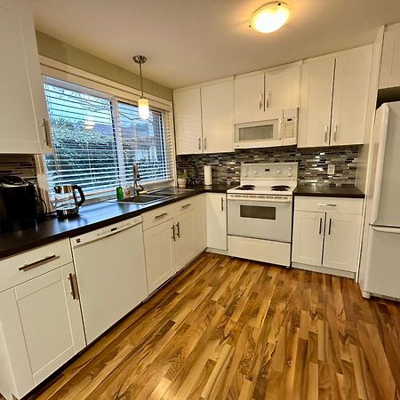 North Nanaimo Gem - Garden-View Room With Private Ensuite エクステリア 写真