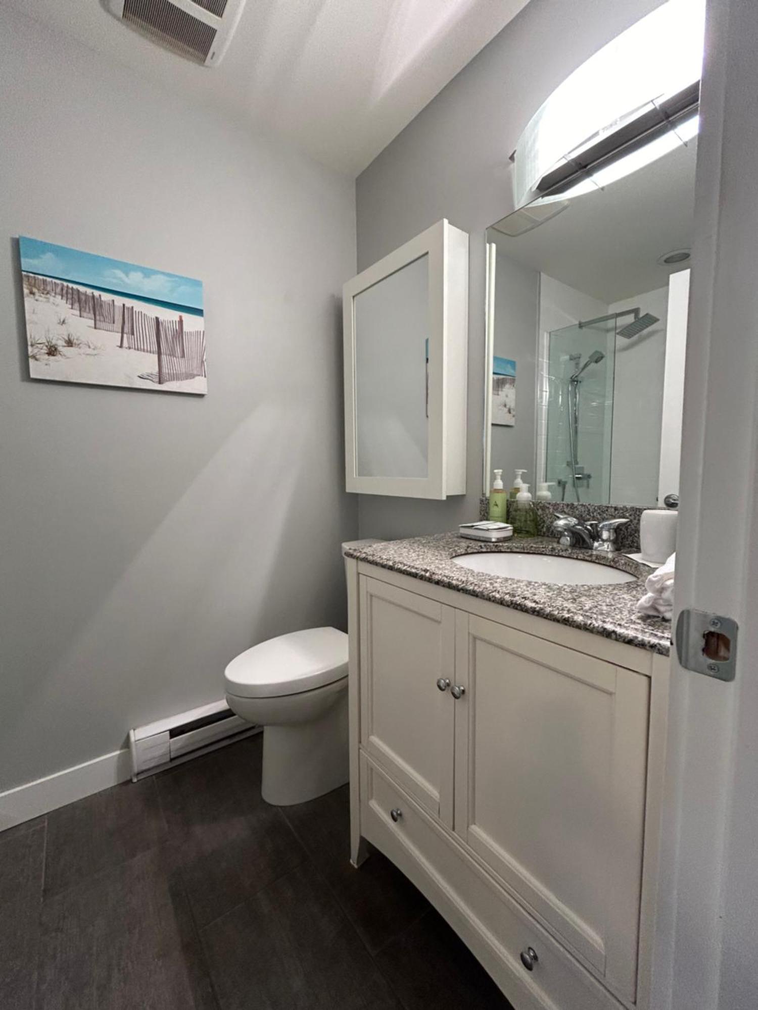 North Nanaimo Gem - Garden-View Room With Private Ensuite エクステリア 写真