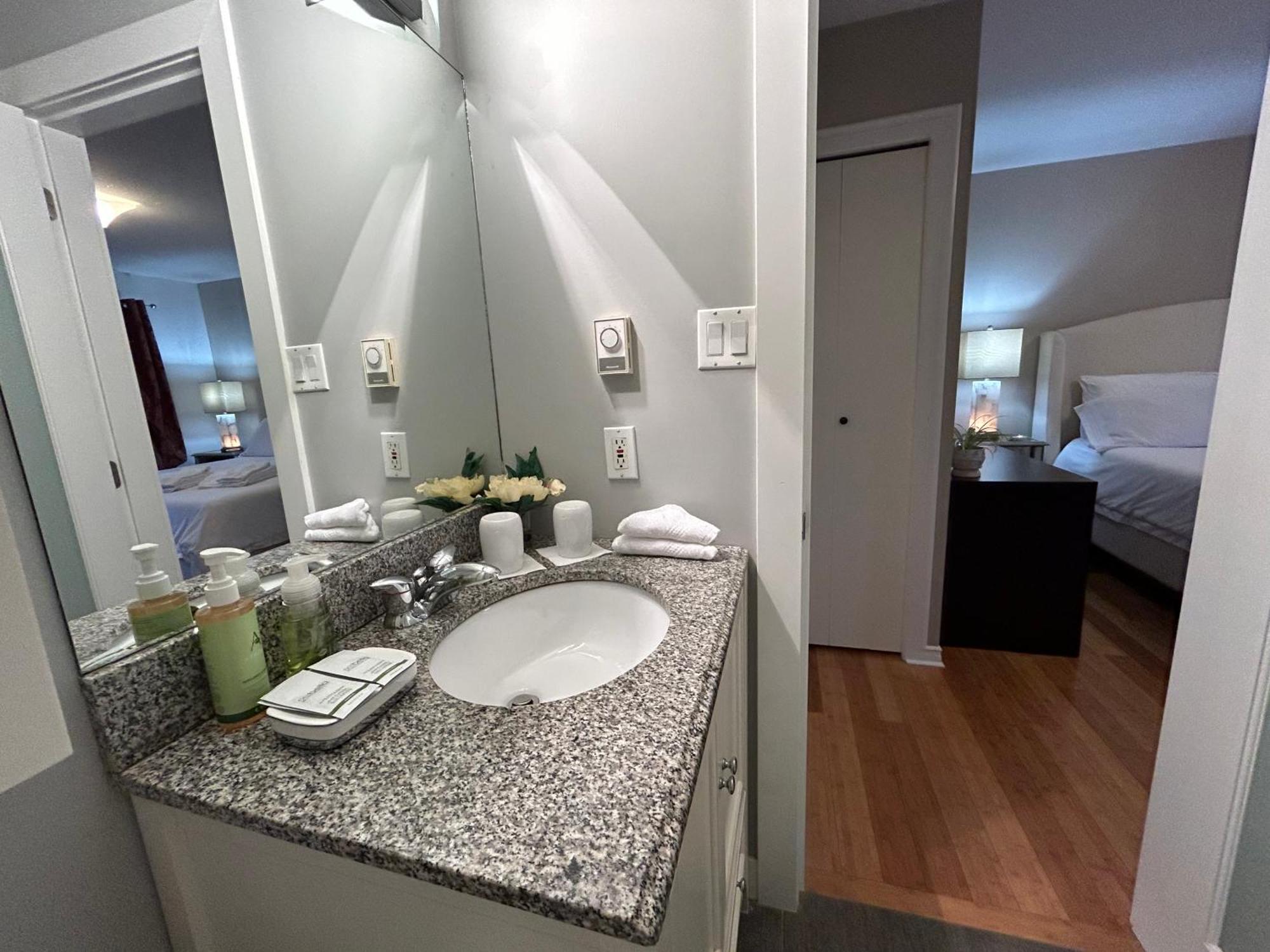 North Nanaimo Gem - Garden-View Room With Private Ensuite エクステリア 写真