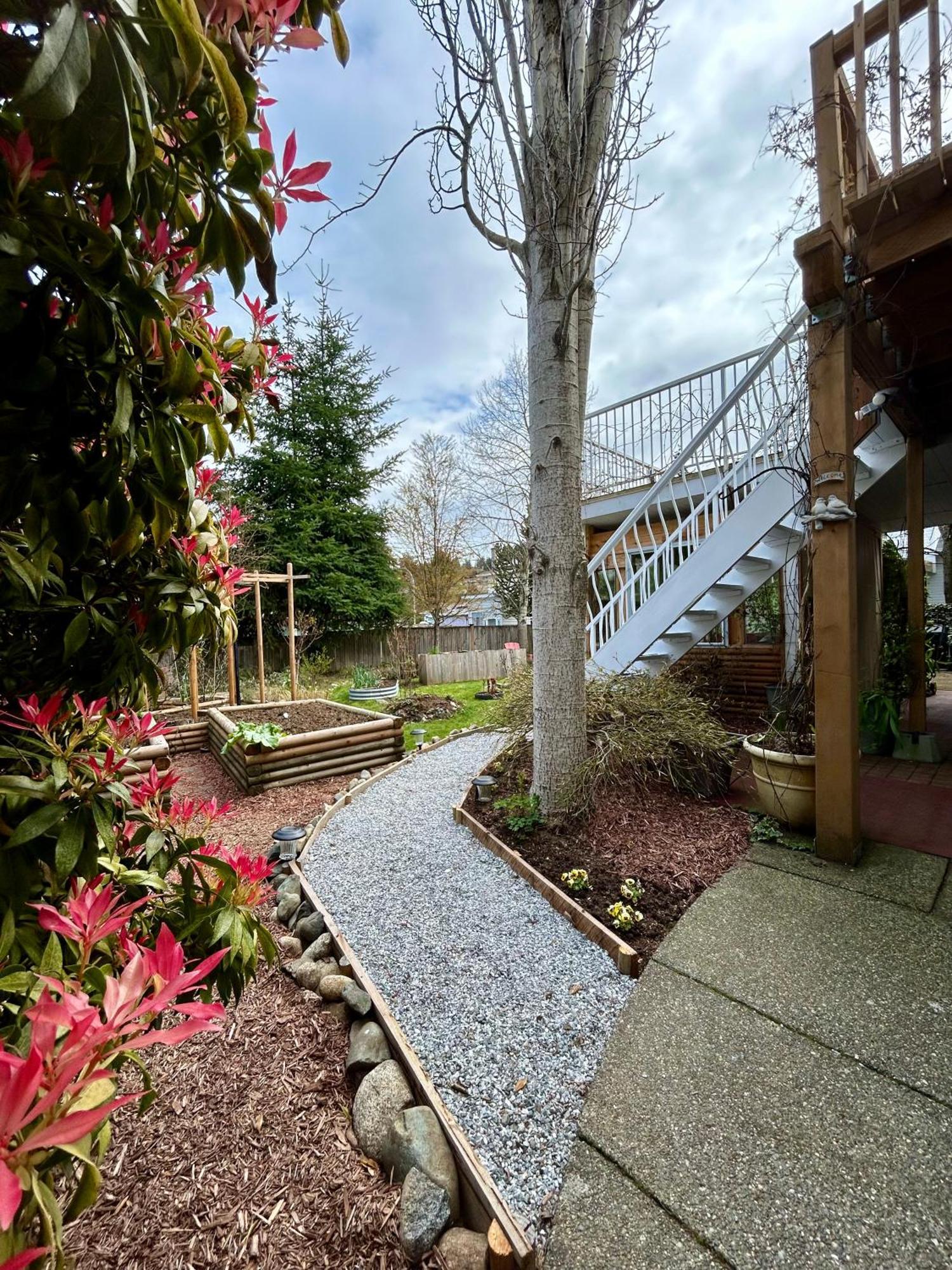 North Nanaimo Gem - Garden-View Room With Private Ensuite エクステリア 写真