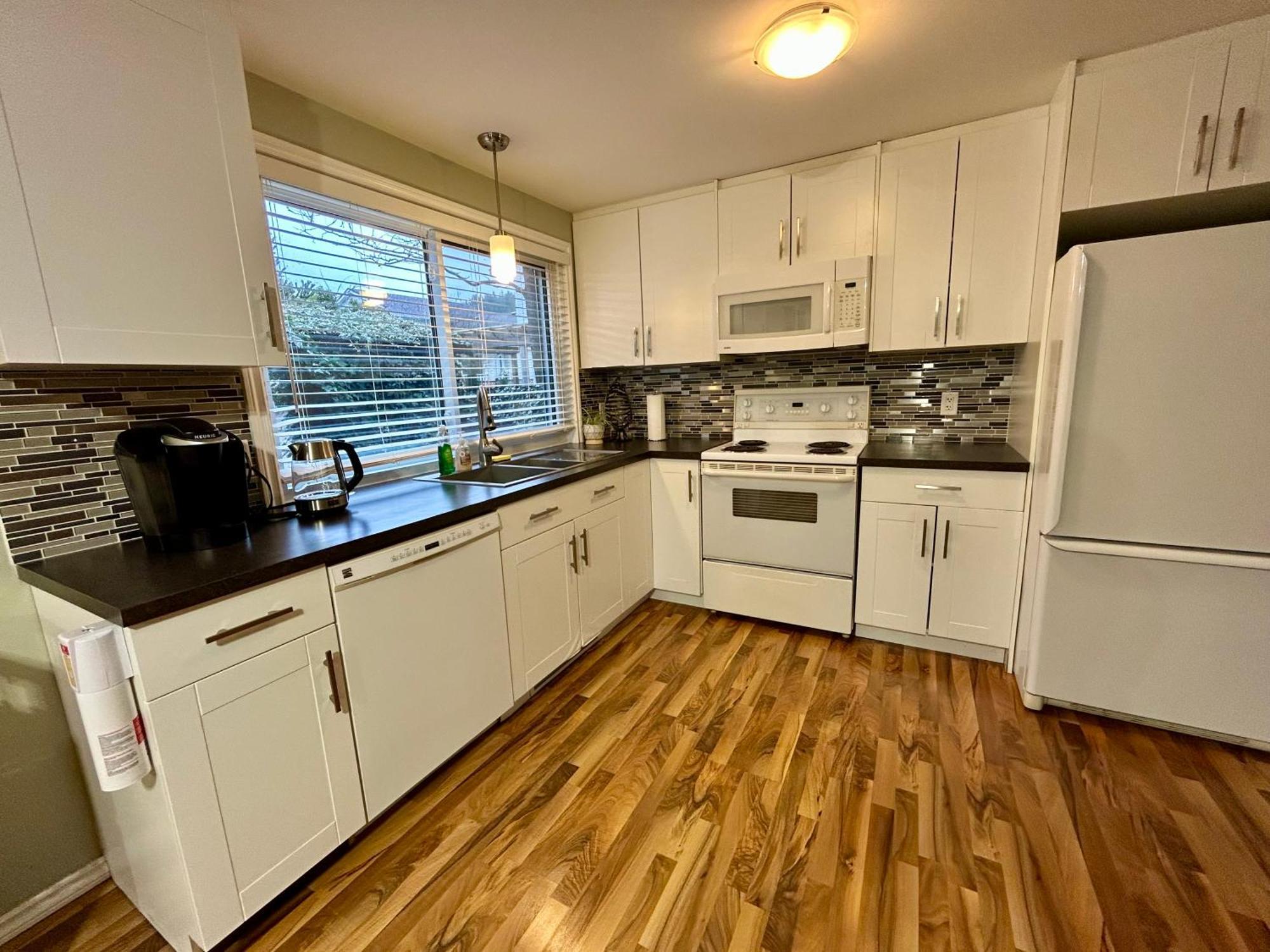 North Nanaimo Gem - Garden-View Room With Private Ensuite エクステリア 写真