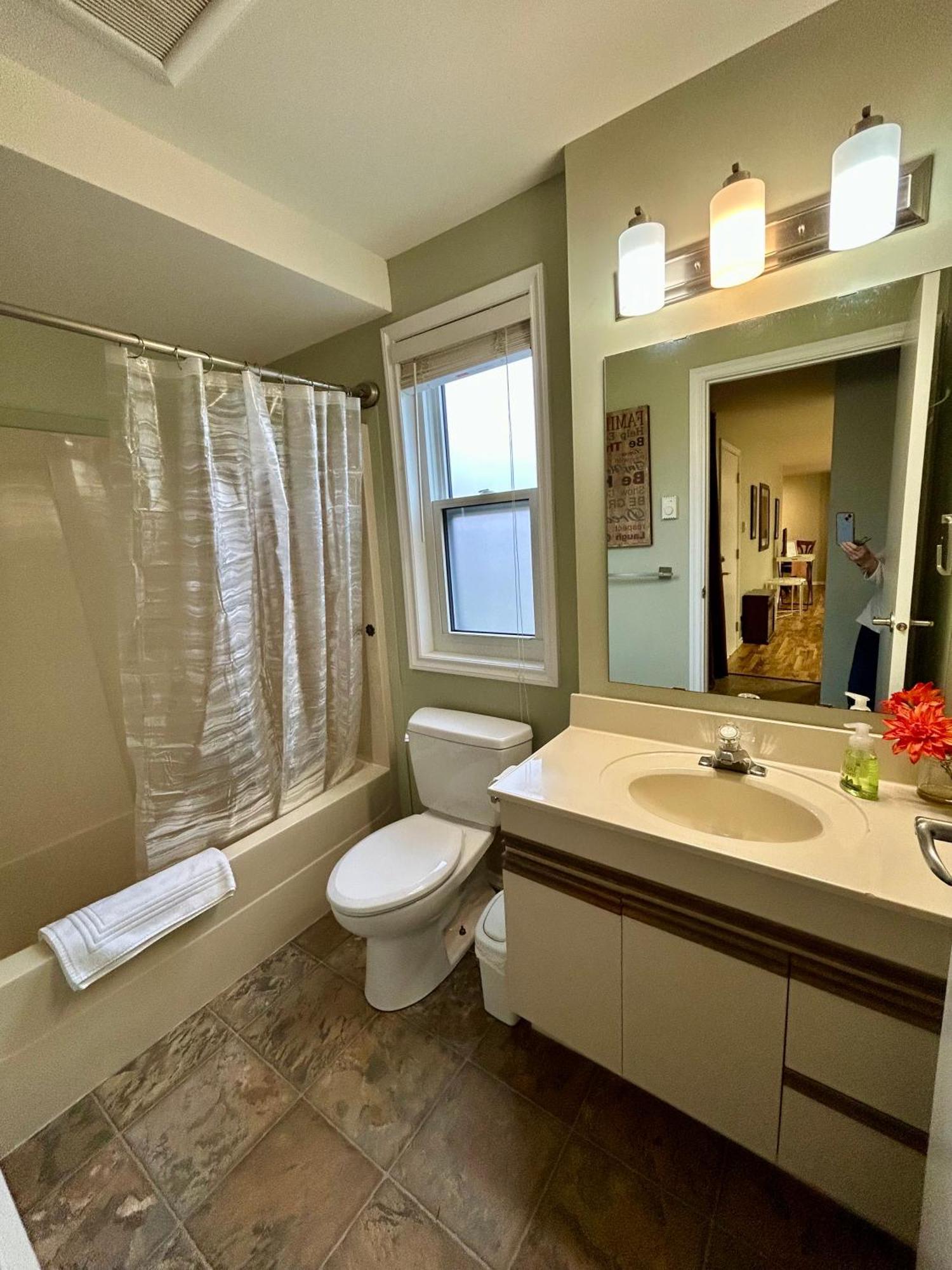 North Nanaimo Gem - Garden-View Room With Private Ensuite エクステリア 写真